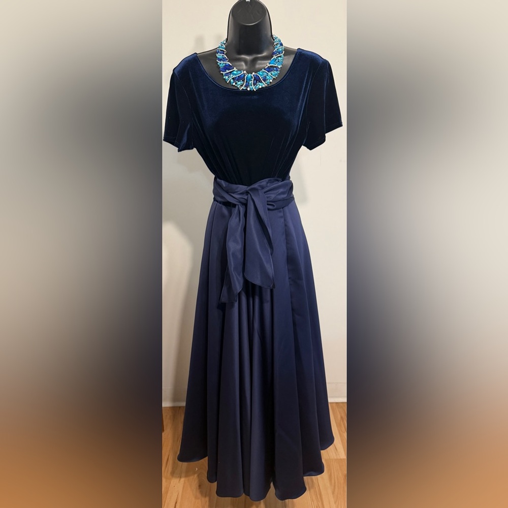 👗CDC Caren Desire’e Company Velvet & Taffeta Gown. Color:Navy Blue. Size: 14